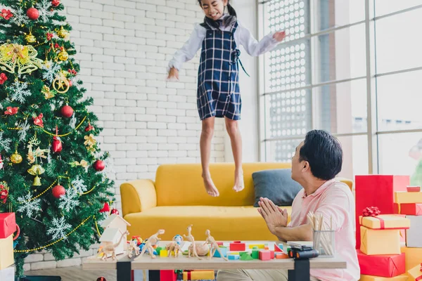 Padre Asiático Juega Con Hija Saltando Del Sofá Sala Estar — Foto de Stock