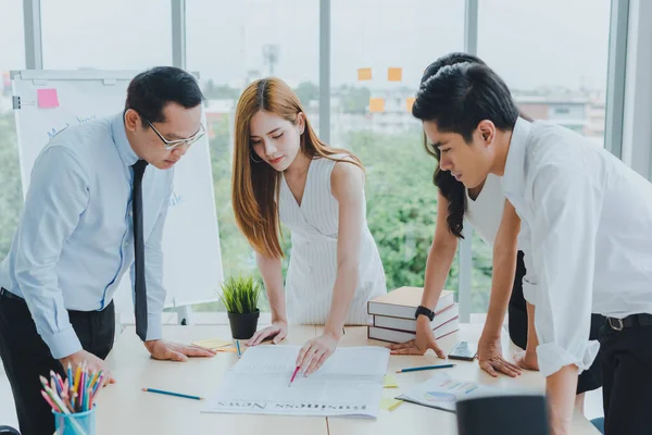 Asiatiske Lagkamerater Møtes Diskutere Arbeidet Fra Grafer Næringslivsaviser – stockfoto