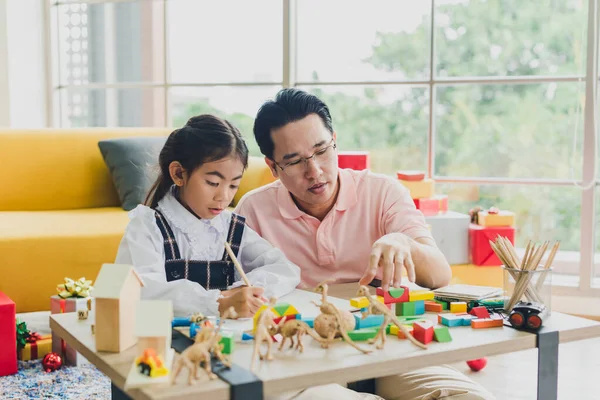 Ayah Dan Anak Perempuan Asia Bermain Mainan Atas Meja Ruang — Stok Foto