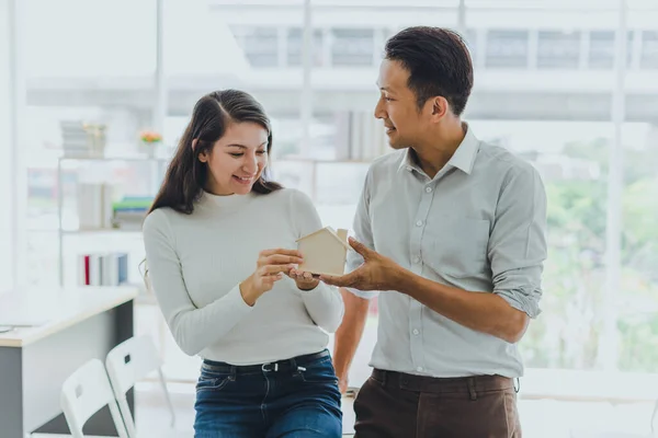 Pasangan Asia Suami Dan Istri Datang Bersama Sama Untuk Merancang — Stok Foto