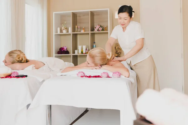 Mooie Vrouw Liggend Het Bed Voor Een Spa Aziatische Massage — Stockfoto