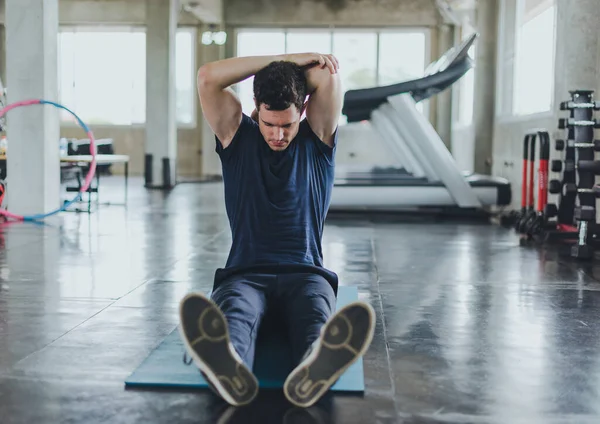 Sportliche Männer Dehnen Sich Vor Dem Training Auf Yogamatten Der — Stockfoto