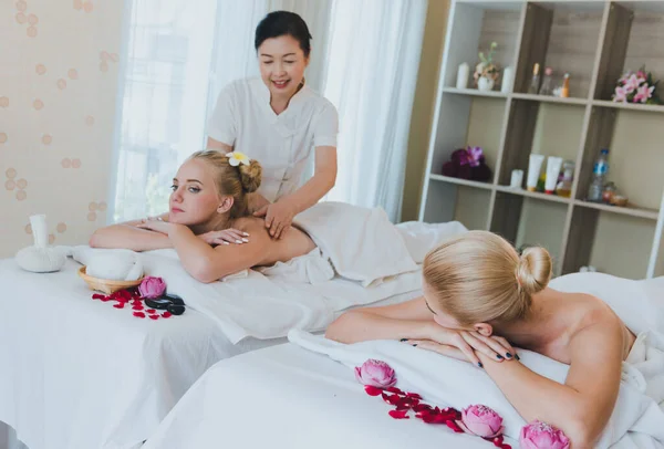 Beautiful Woman Lying Bed Spa Asia Massage Luxury Spa Relaxation — Stock Photo, Image