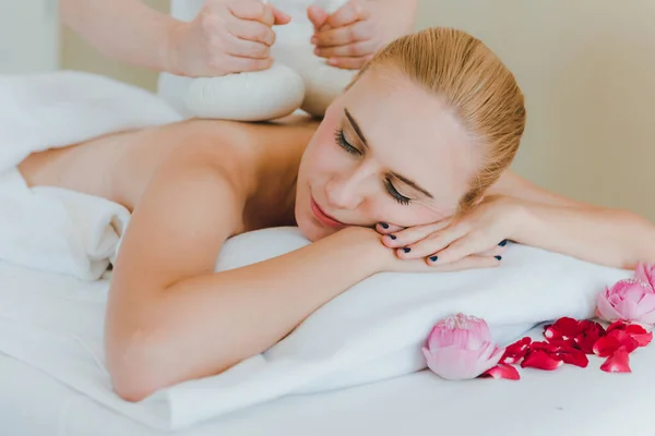 Hermosa Mujer Acostada Cama Para Masaje Asia Spa Spa Lujo —  Fotos de Stock