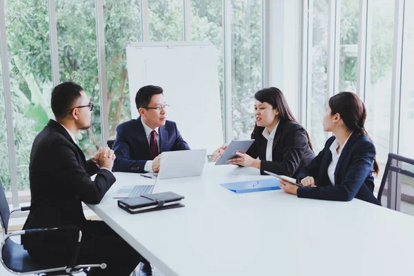 Reuniones Empresas Asiáticas Para Presentación Como Gráficos Estadísticos Equipo Empresarios —  Fotos de Stock