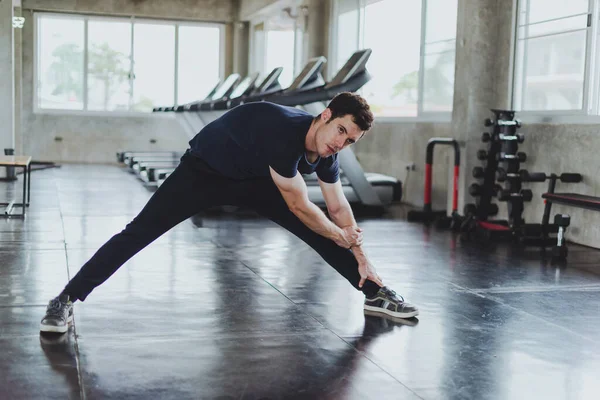 Hombres Atléticos Estirándose Antes Hacer Ejercicio Sobre Colchonetas Yoga Gimnasio — Foto de Stock