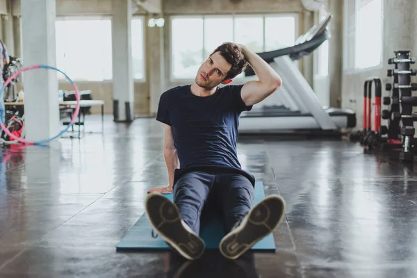 Hombres Atléticos Estirándose Antes Hacer Ejercicio Sobre Colchonetas Yoga Gimnasio — Foto de Stock