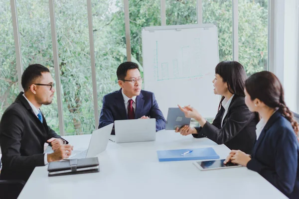 Reuniones Empresas Asiáticas Para Presentación Como Gráficos Estadísticos Equipo Empresarios —  Fotos de Stock