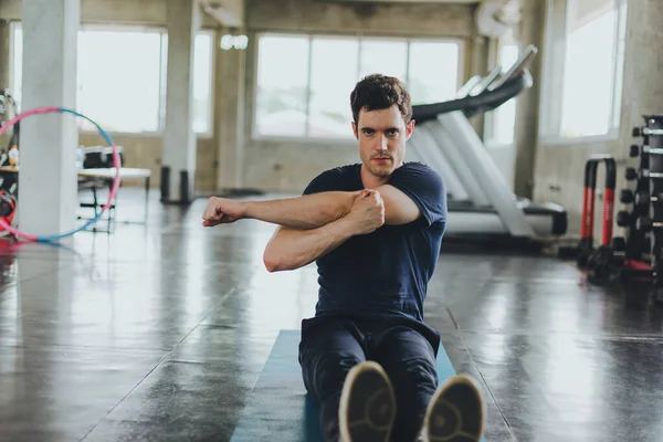 Hombres Atléticos Estirándose Antes Hacer Ejercicio Sobre Colchonetas Yoga Gimnasio — Foto de Stock