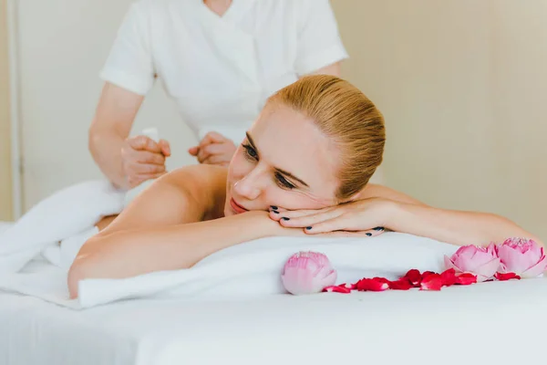 Mooie Vrouw Liggend Het Bed Voor Een Spa Aziatische Massage — Stockfoto