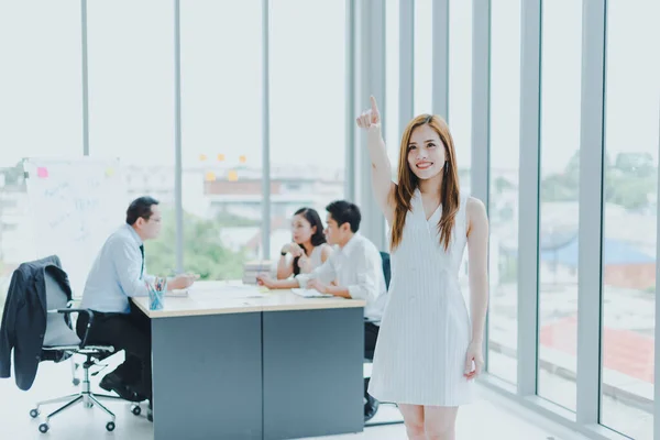 美丽的亚洲女商人在工作场所会议室 — 图库照片