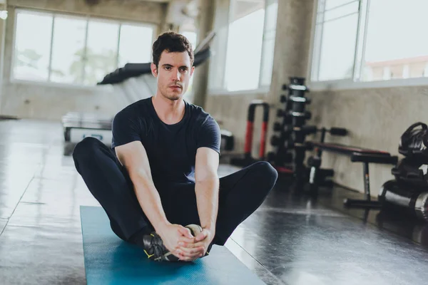 Sportliche Männer Dehnen Sich Vor Dem Training Auf Yogamatten Fitnessstudio — Stockfoto