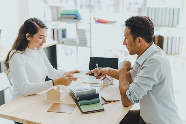 Designers recommend that customers choose fabric materials for home decoration, looking at the interior design from the notebook as an example.