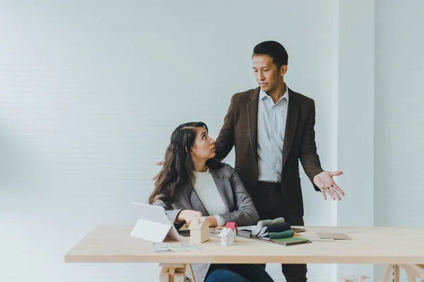 Young Business Women Stressed Work Young Businessman Introduced Her Soothe — Stock Photo, Image