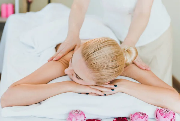 Schöne Frau Auf Dem Bett Liegend Für Eine Wellness Asiamassage — Stockfoto