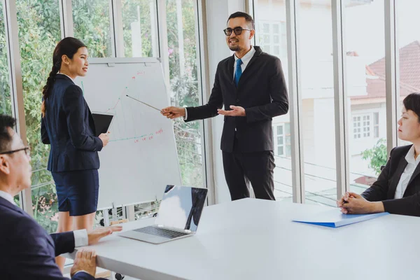 Aziatische Bedrijfsvergaderingen Voor Presentatie Als Statistische Grafieken Baas Secretaresse Luisteren — Stockfoto