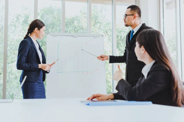 Asian Company Meetings Presentation Statistical Graphs Boss Secretary Listened Speaker — Stock Photo, Image