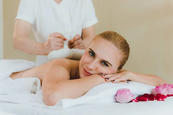 Mooie Vrouw Liggend Het Bed Voor Een Spa Aziatische Massage — Stockfoto