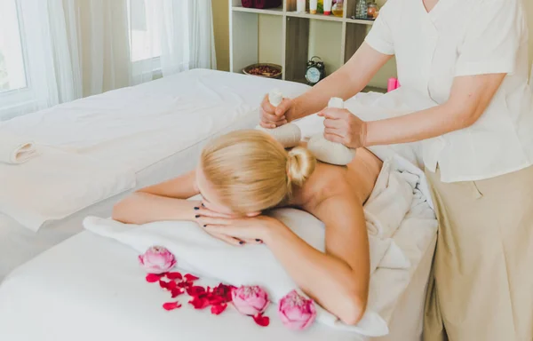 Vacker Kvinna Som Ligger Sängen För Spa Massage Lyxigt Spa — Stockfoto