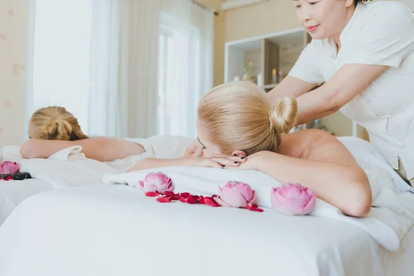 아름다운 침대에 Spa 휴식을 스파아 마사지를 있습니다 마사지는 그녀의 어깨를 — 스톡 사진