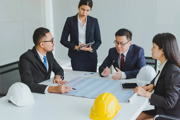 Equipe Engenharia Asiática Consultada Sobre Projeto Construção Sala Reuniões Empresa — Fotografia de Stock