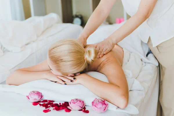 Vacker Kvinna Som Ligger Sängen För Spa Massage Lyxigt Spa — Stockfoto