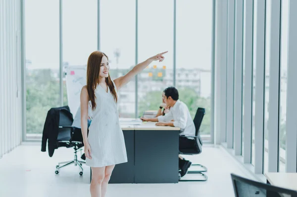 Hermosa Asiático Negocios Mujeres Lugar Trabajo Sala Reuniones — Foto de Stock