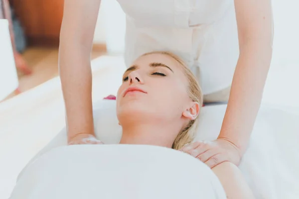 Piękna Kobieta Leżąca Łóżku Masaż Azjatycki Spa Luksusowym Spa Relaks — Zdjęcie stockowe