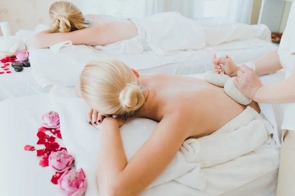 Beautiful Woman Lying Bed Spa Asia Massage Luxury Spa Relaxation — Stock Photo, Image