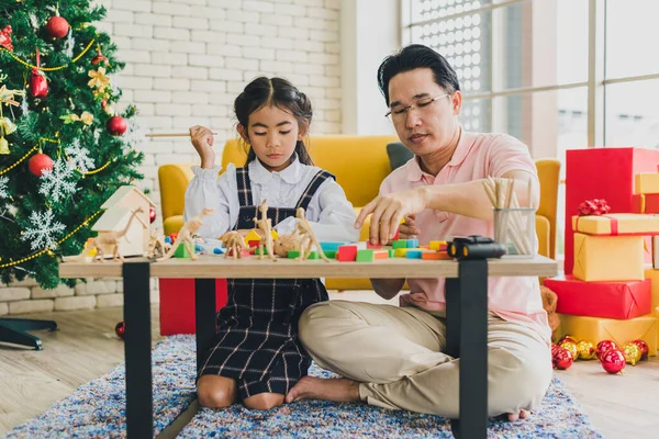 Ασιάτης Πατέρας Και Κόρη Παίζουν Παιχνίδια Στο Τραπέζι Στο Σαλόνι — Φωτογραφία Αρχείου