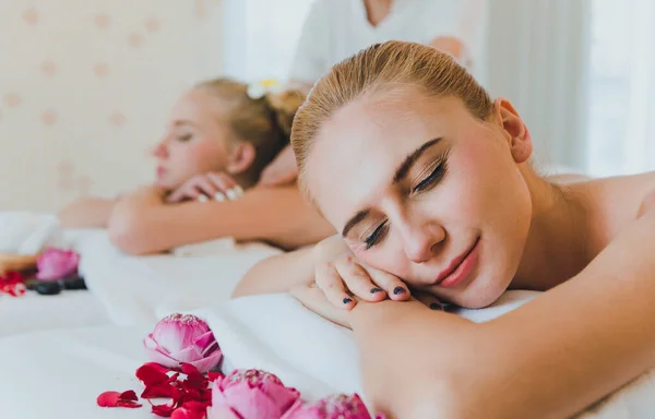 Potret Wanita Cantik Yang Berbaring Tempat Tidur Untuk Dipijat Spa — Stok Foto