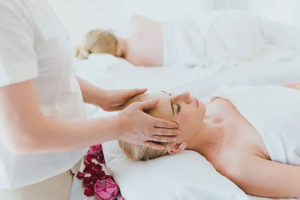 Mooie Vrouw Liggend Het Bed Voor Een Spa Aziatische Massage — Stockfoto