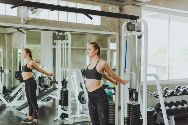 Sportliche Frauen Beim Crossover Training Vor Dem Spiegel Fitnessstudio — Stockfoto