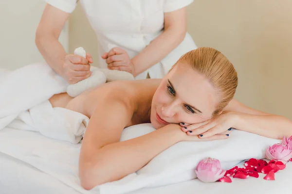 Schöne Frau Auf Dem Bett Liegend Für Eine Wellness Asiamassage — Stockfoto