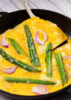 Kuşkonmaz ve kırmızı soğan tavada omlet