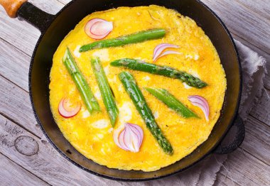 Kuşkonmaz ve kırmızı soğan tavada omlet