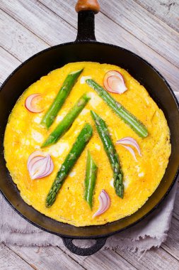 Kuşkonmaz ve kırmızı soğan tavada omlet