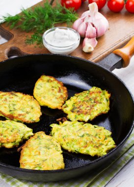 Kabak krep beyaz plaka ekşi krema ile.  