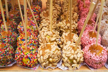 El çikolata ve fındık karamelli elma daldırma. Sokak gıda