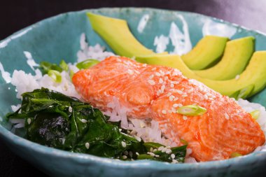 Ispanak ve avokado ile somon. Pirinç garnitür olarak