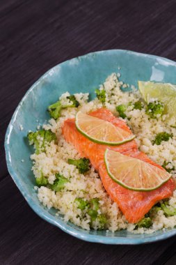 Kuskus Kuskus, brokoli ve kireç ile Somon