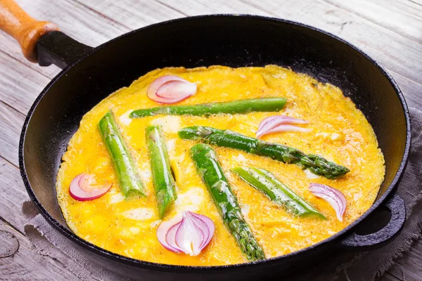 Omelette with Asparagus and Red Onion in Pan — Stock Photo, Image