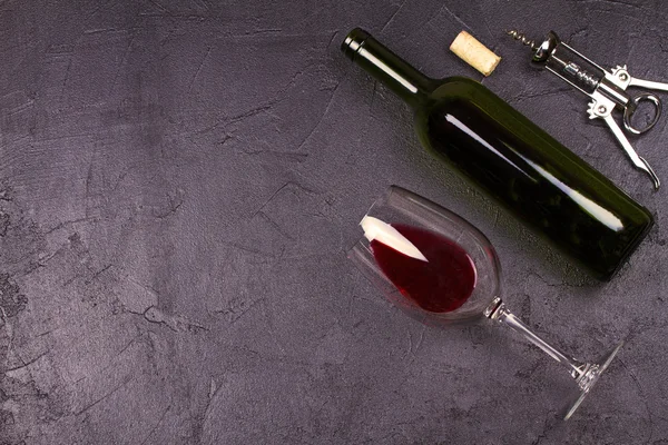 Copas rojas y botella de vino con nueces, queso y salami — Foto de Stock
