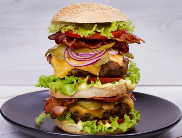 Burger Med biff, bacon, tomat, ost, salat og løk – stockfoto