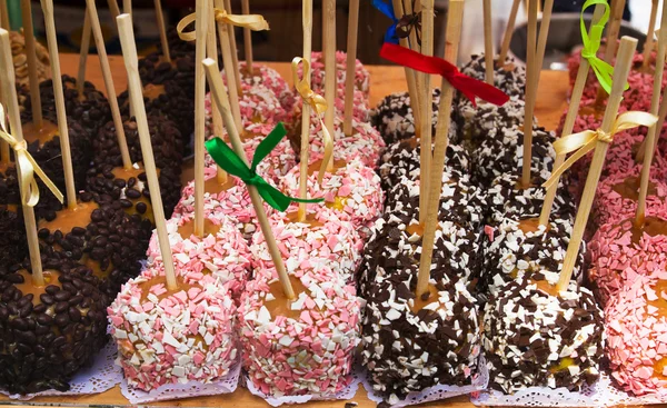 Hand dipped caramel apples in chocolate and nuts. Street food — Stock Photo, Image