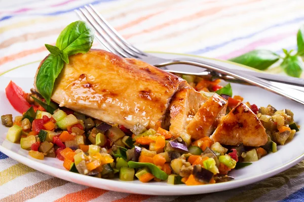 Fried chicken breast with sauteed vegetables: eggplant, carrot, zucchini, squash and tomatoes — Stock Photo, Image