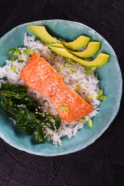 Salmón con espinacas y aguacate. Arroz como guarnición —  Fotos de Stock