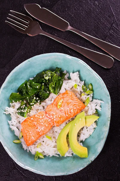 Salmon with spinach and avocado. Rice as a garnish — Stock Photo, Image