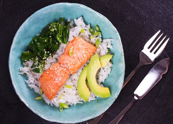 Salmon with spinach and avocado. Rice as a garnish — Stock Photo, Image