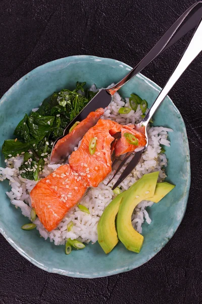 Salmón con espinacas y aguacate. Arroz como guarnición —  Fotos de Stock